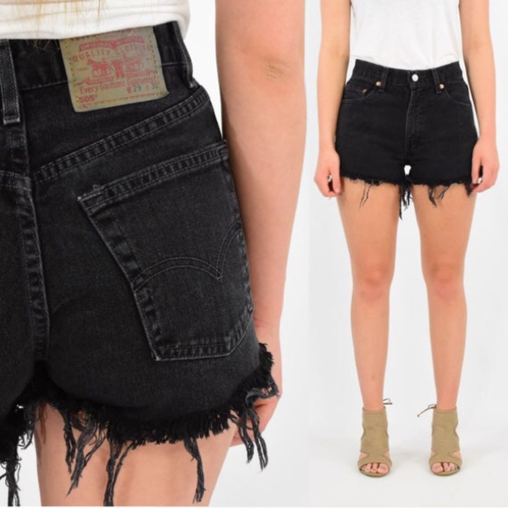 Levi’s 550 relaxed fit cut off jean shorts